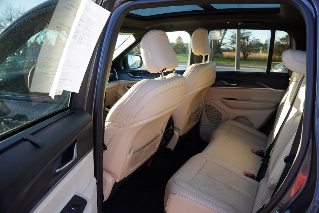 Certified 2025 Jeep Grand Cherokee Limited w/ Luxury Tech Group II AWD/4WD image 16