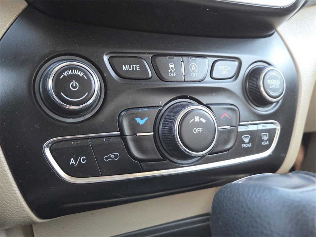 Used 2019 Jeep Cherokee Latitude w/ Popular Appearance Group image 24