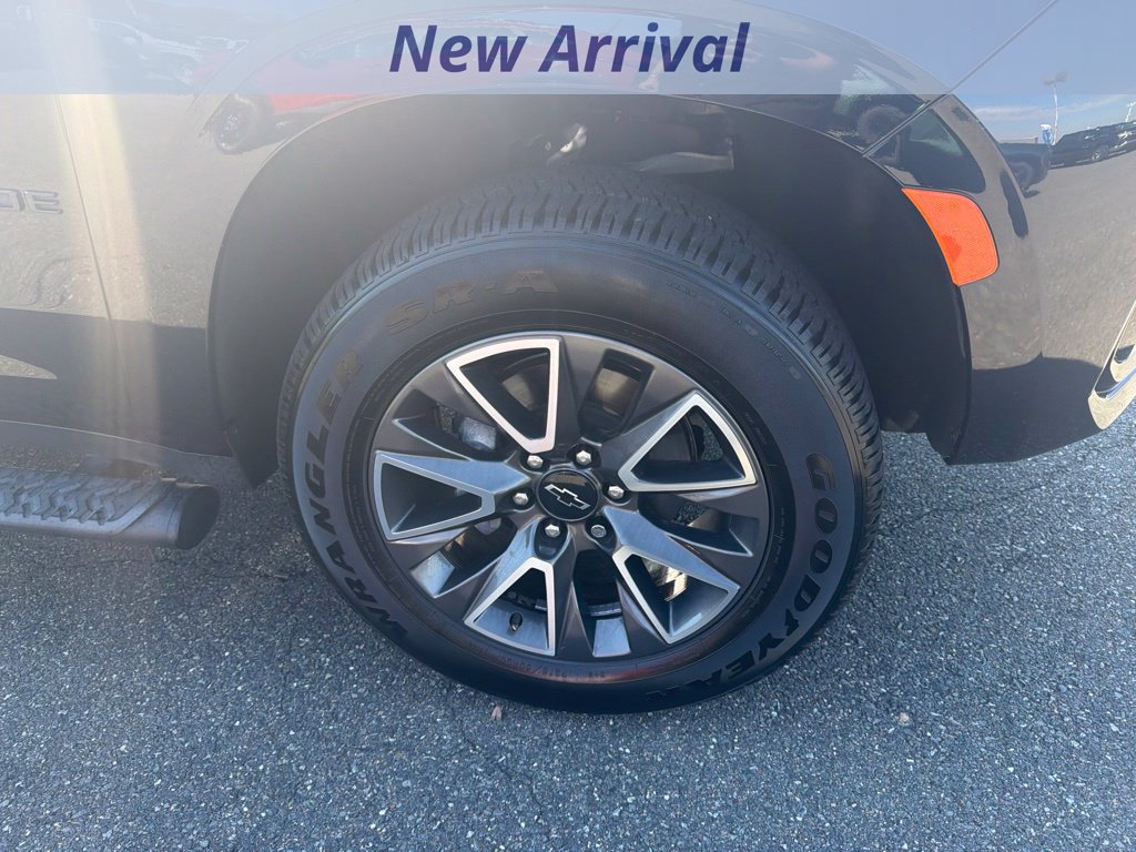 Certified 2022 Chevrolet Tahoe Z71 w/ Luxury Package AWD/4WD image 3