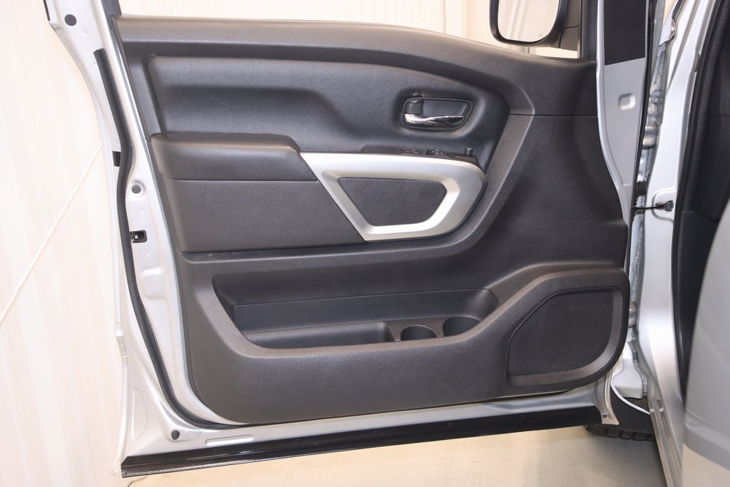 Used 2017 Nissan Titan SV image 11