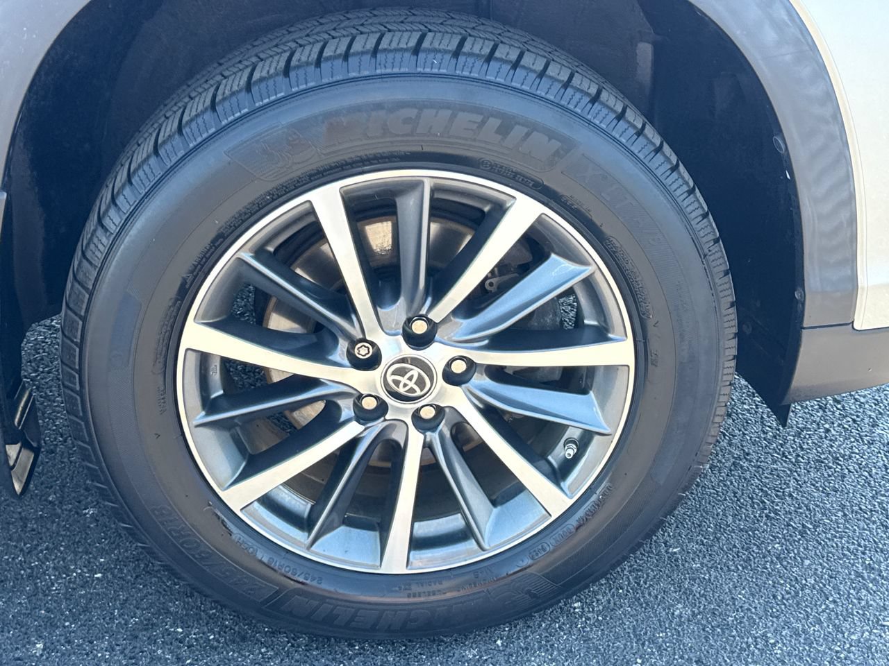 Used 2019 Toyota Highlander XLE FWD image 9