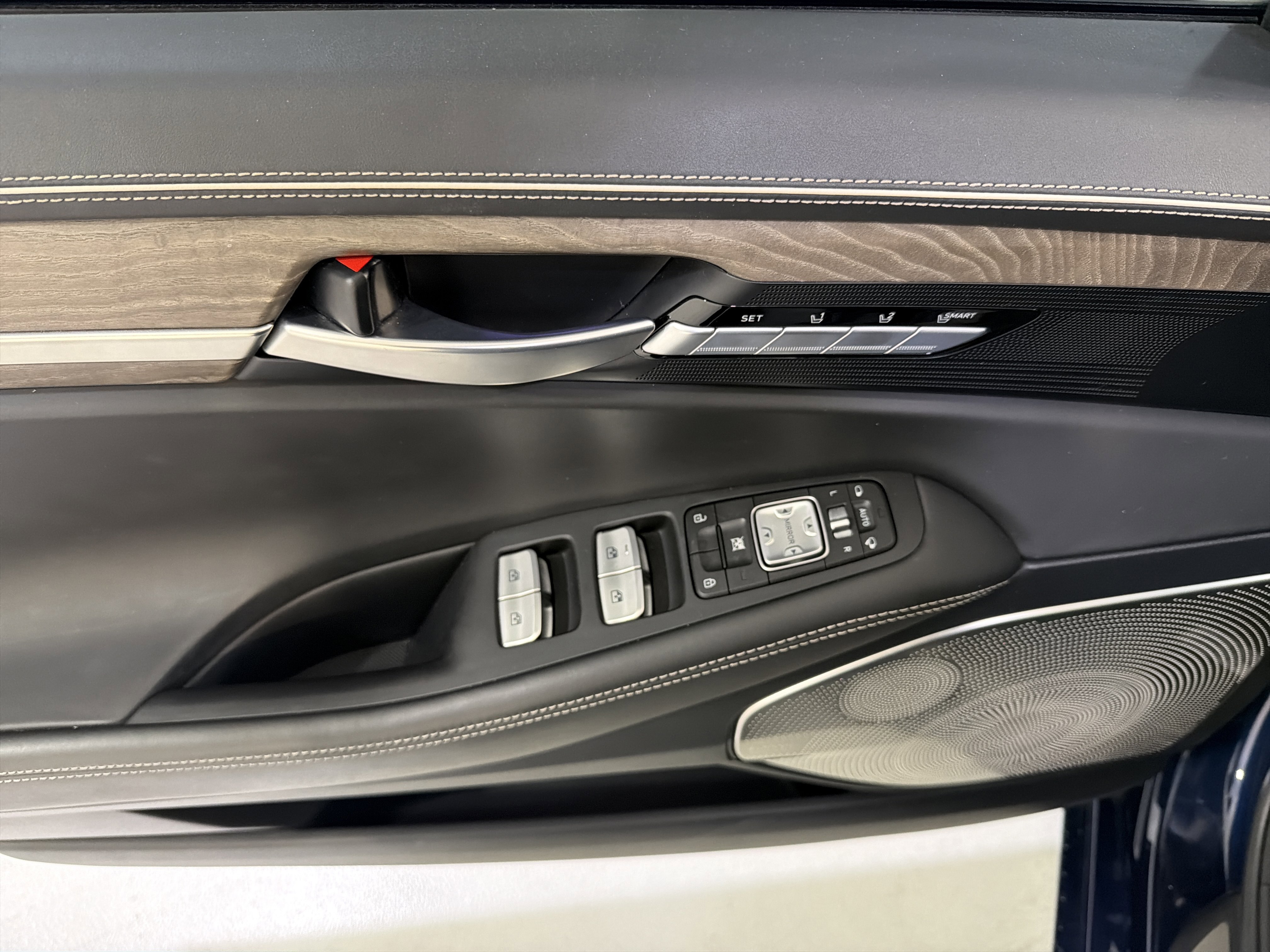 Used 2021 Genesis G90 3.3T Premium RWD image 15