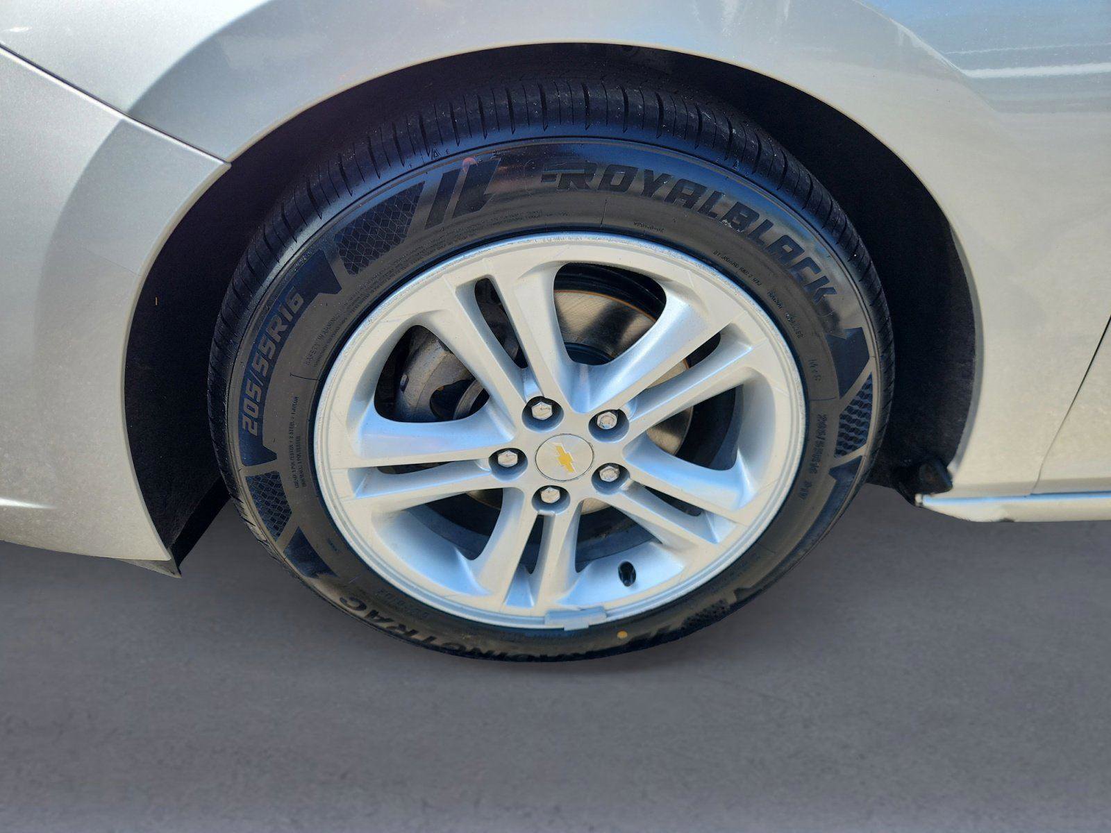Used 2016 Chevrolet Cruze LT w/ Sun And Sound Package FWD image 9