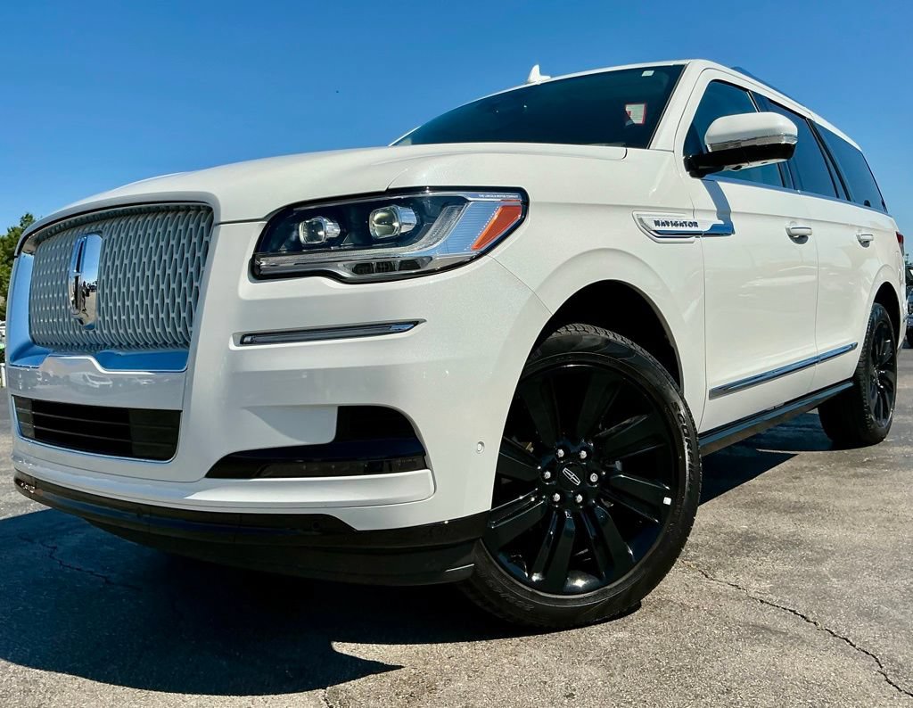 Used 2024 Lincoln Navigator Reserve w/ Monochromatic Package AWD/4WD image 3