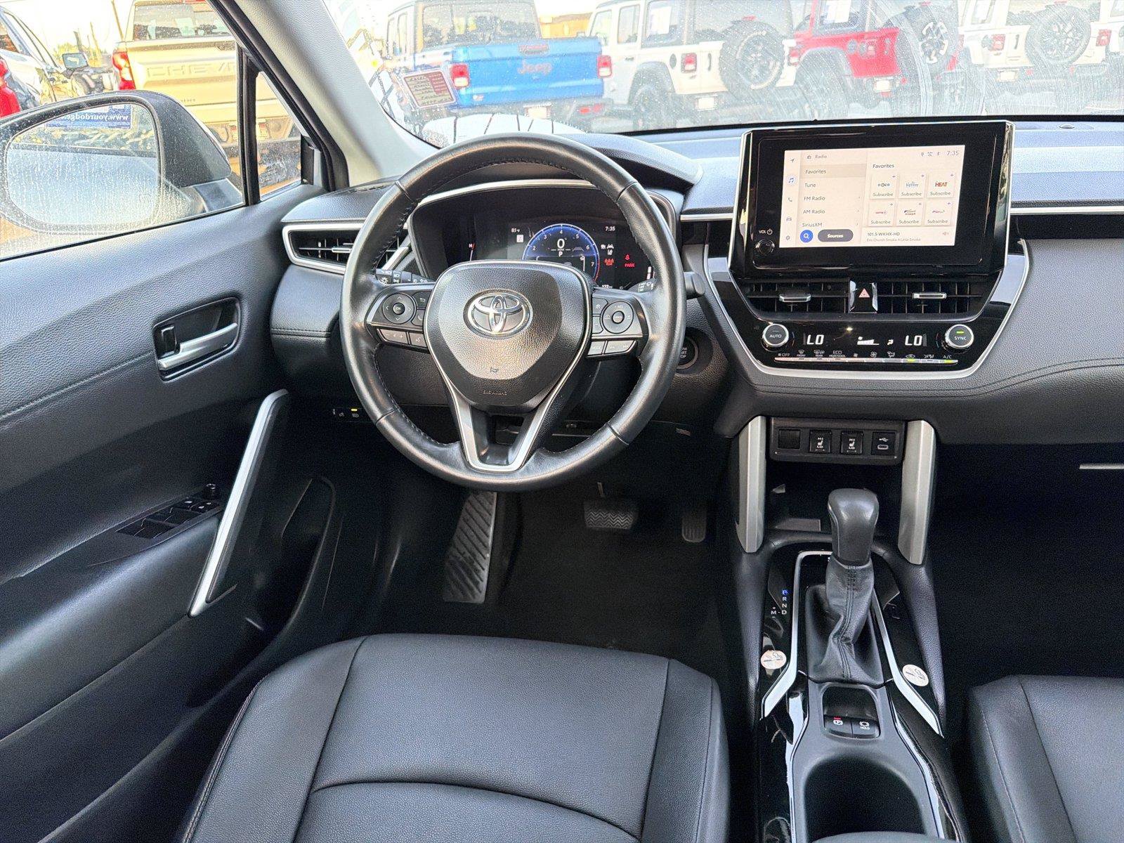 Used 2025 Toyota Corolla Cross XLE FWD image 21