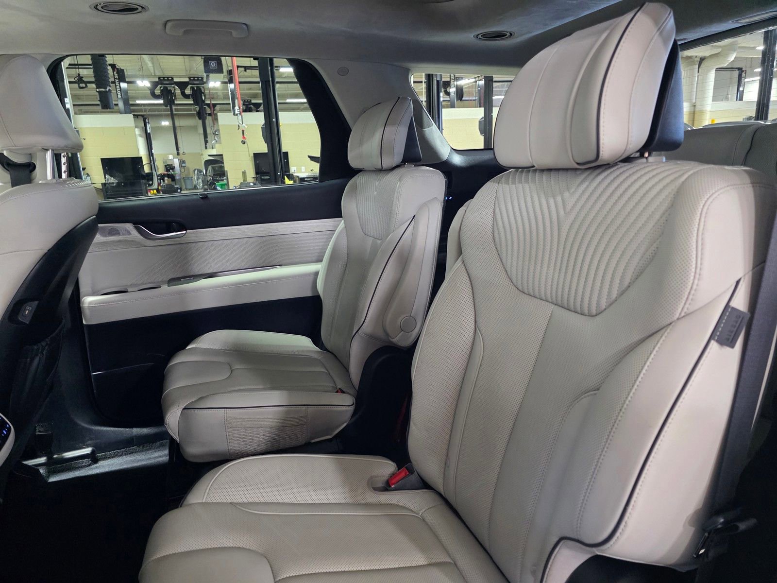 Used 2024 Hyundai Palisade Calligraphy image 15