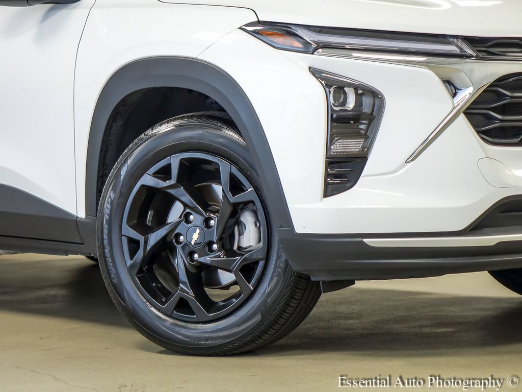 Used 2025 Chevrolet Trax LT w/ LT Convenience Package FWD image 4
