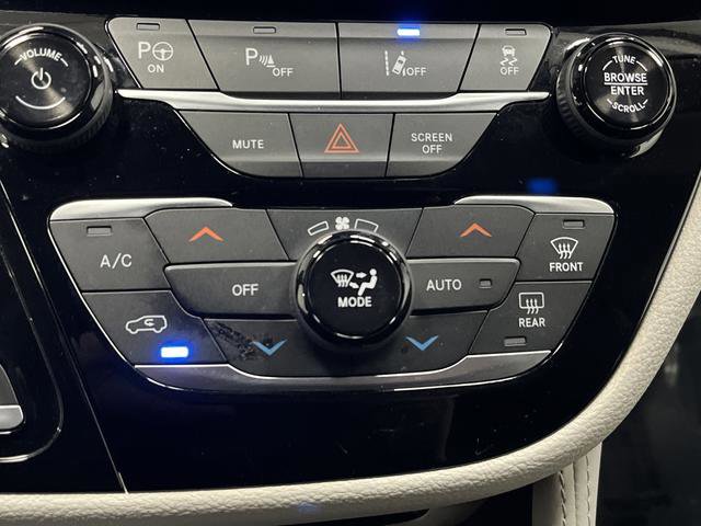 Used 2022 Chrysler Pacifica Limited w/ Uconnect Theater Family Group image 21