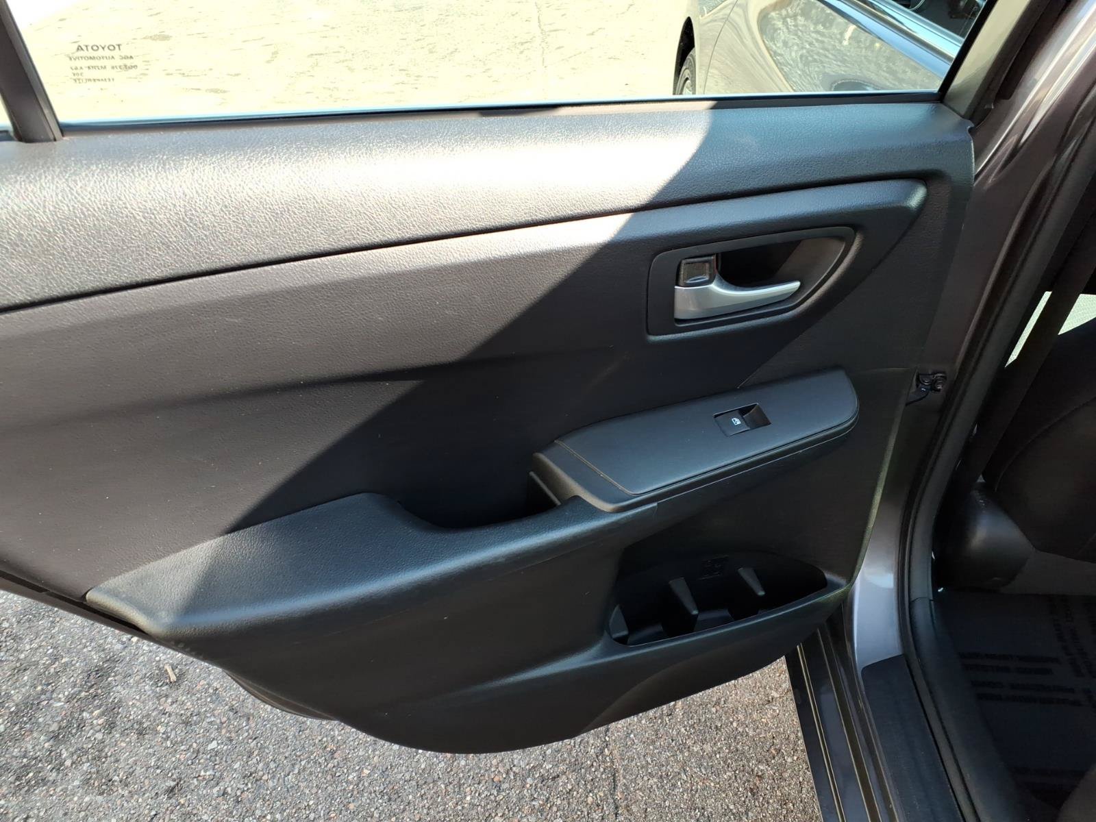 Used 2016 Toyota Camry SE FWD image 7