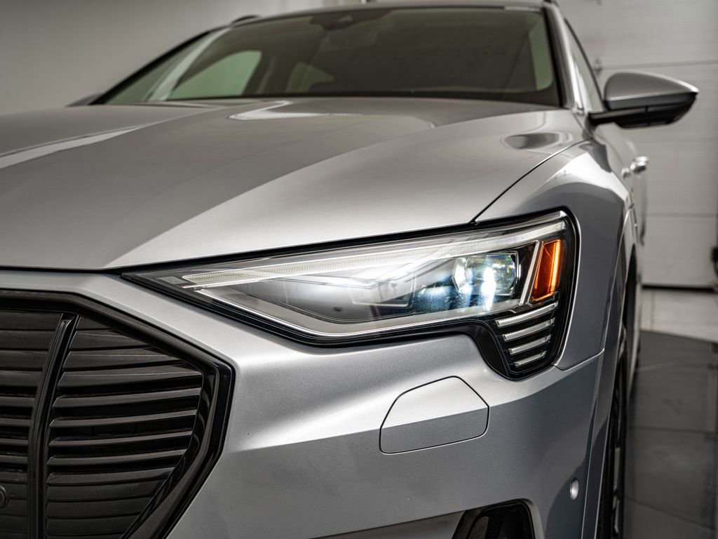 Used 2021 Audi e-tron Premium w/ Convenience Plus Package AWD/4WD image 17