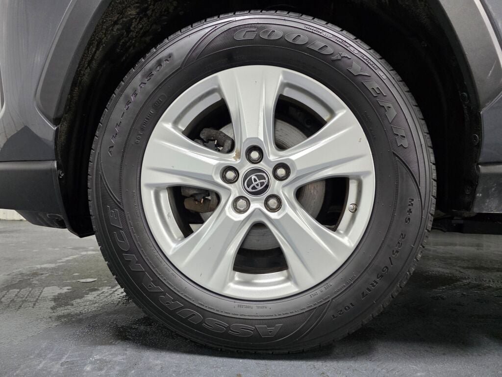 Used 2021 Toyota RAV4 LE AWD/4WD image 6