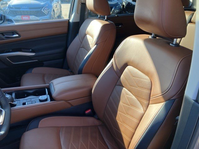 Used 2024 Nissan Pathfinder Platinum w/ Cargo Package image 13