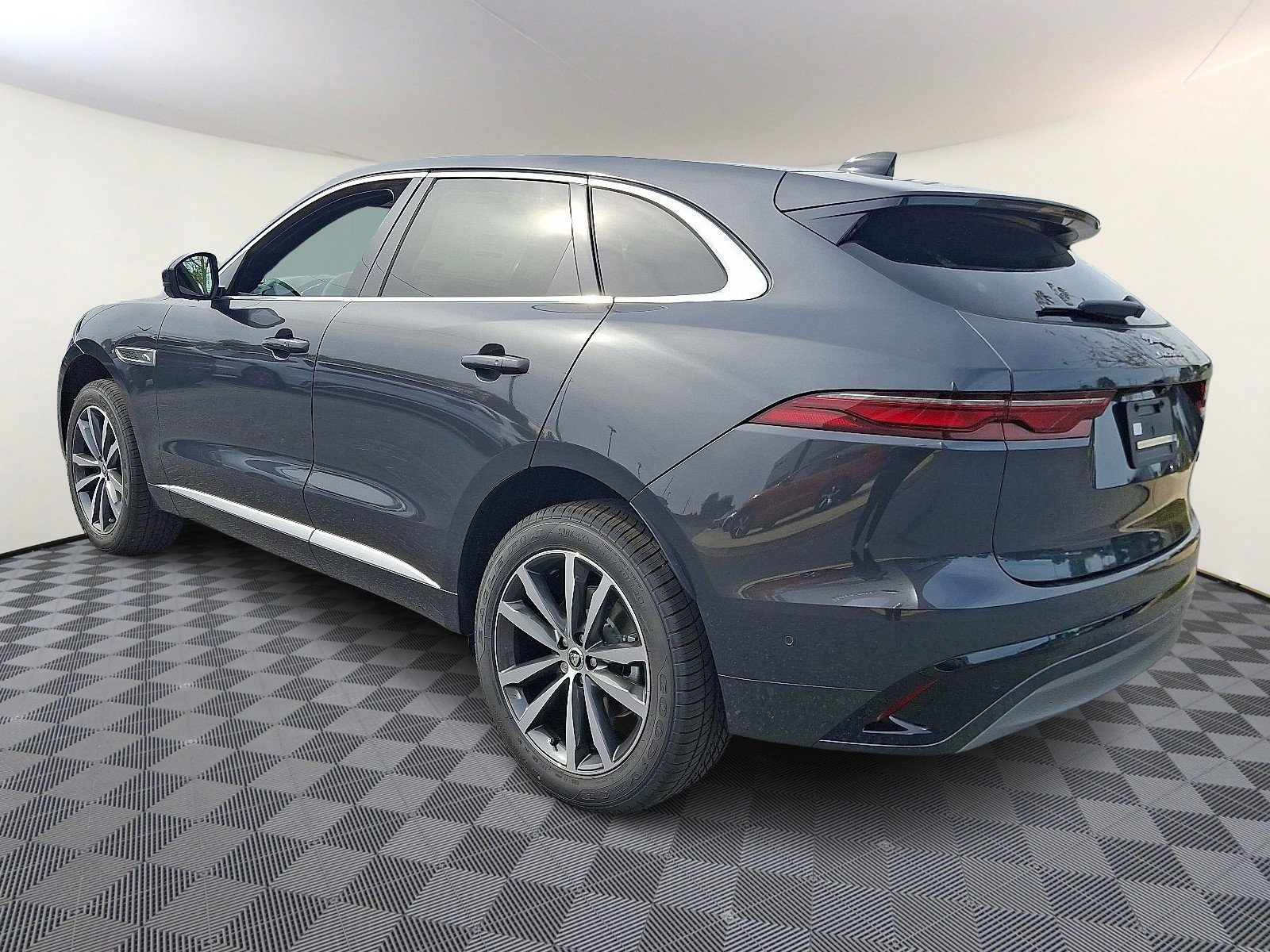 New 2026 Jaguar F-PACE R-Dynamic S image 2