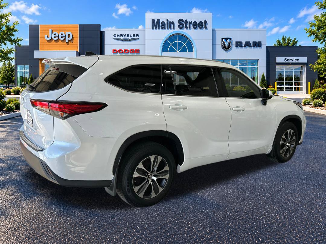 Used 2022 Toyota Highlander XLE AWD/4WD image 5