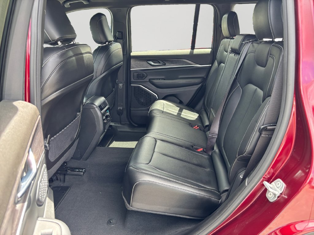 Used 2025 Jeep Grand Cherokee Limited AWD/4WD image 15