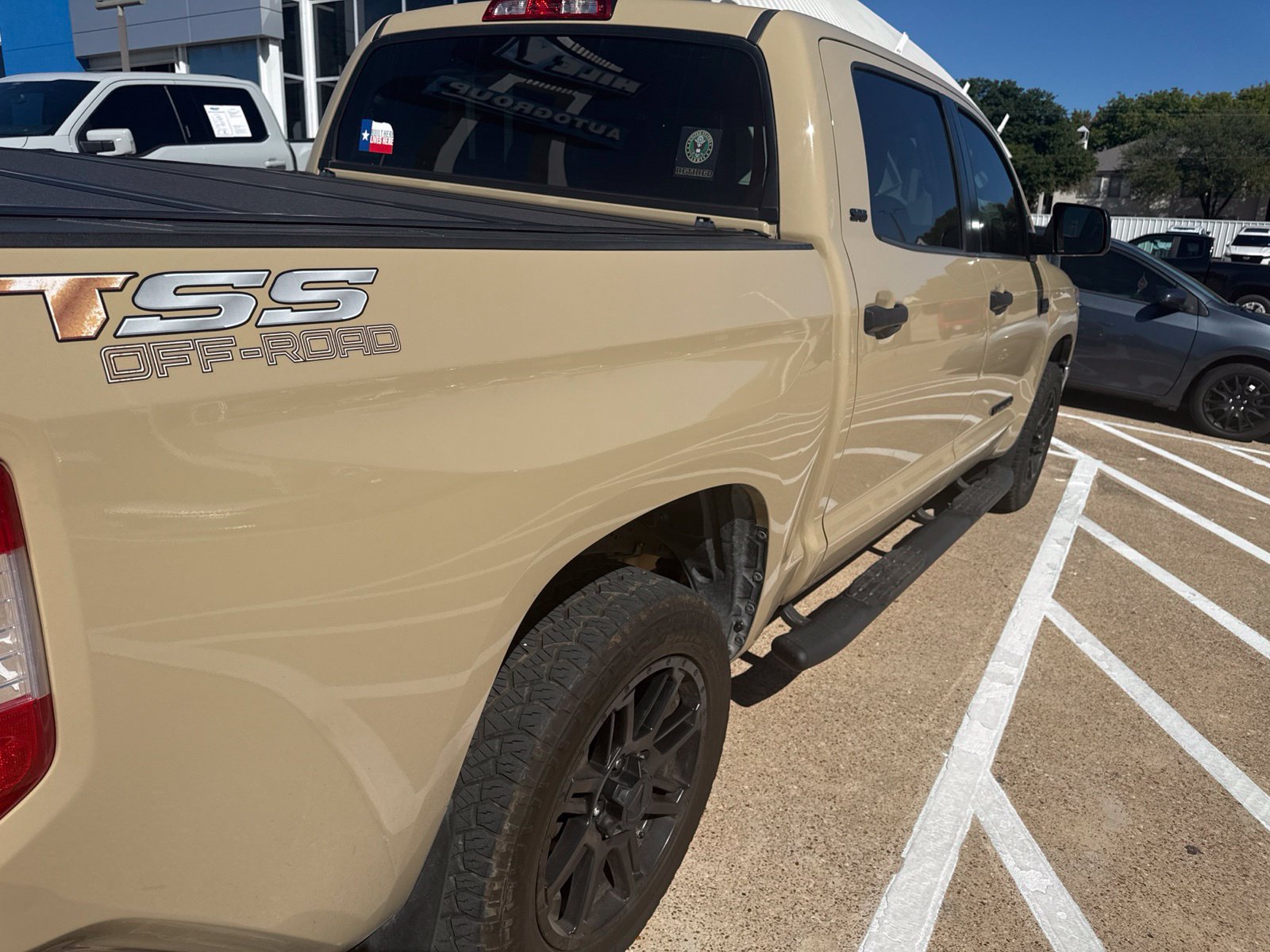 Used 2020 Toyota Tundra SR5 w/ SR5 Leather Package AWD/4WD image 11