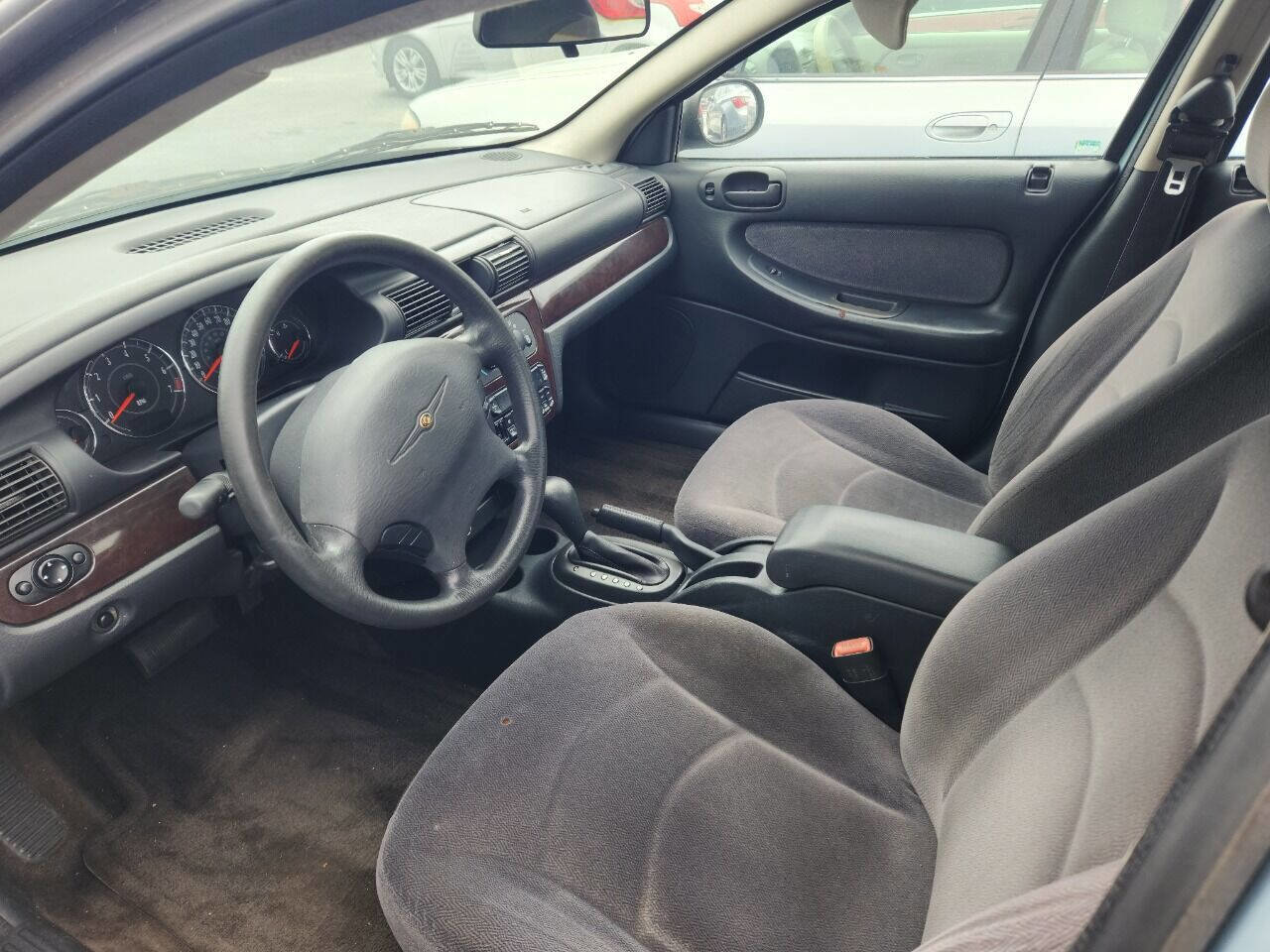 Used 2002 Chrysler Sebring LX image 6
