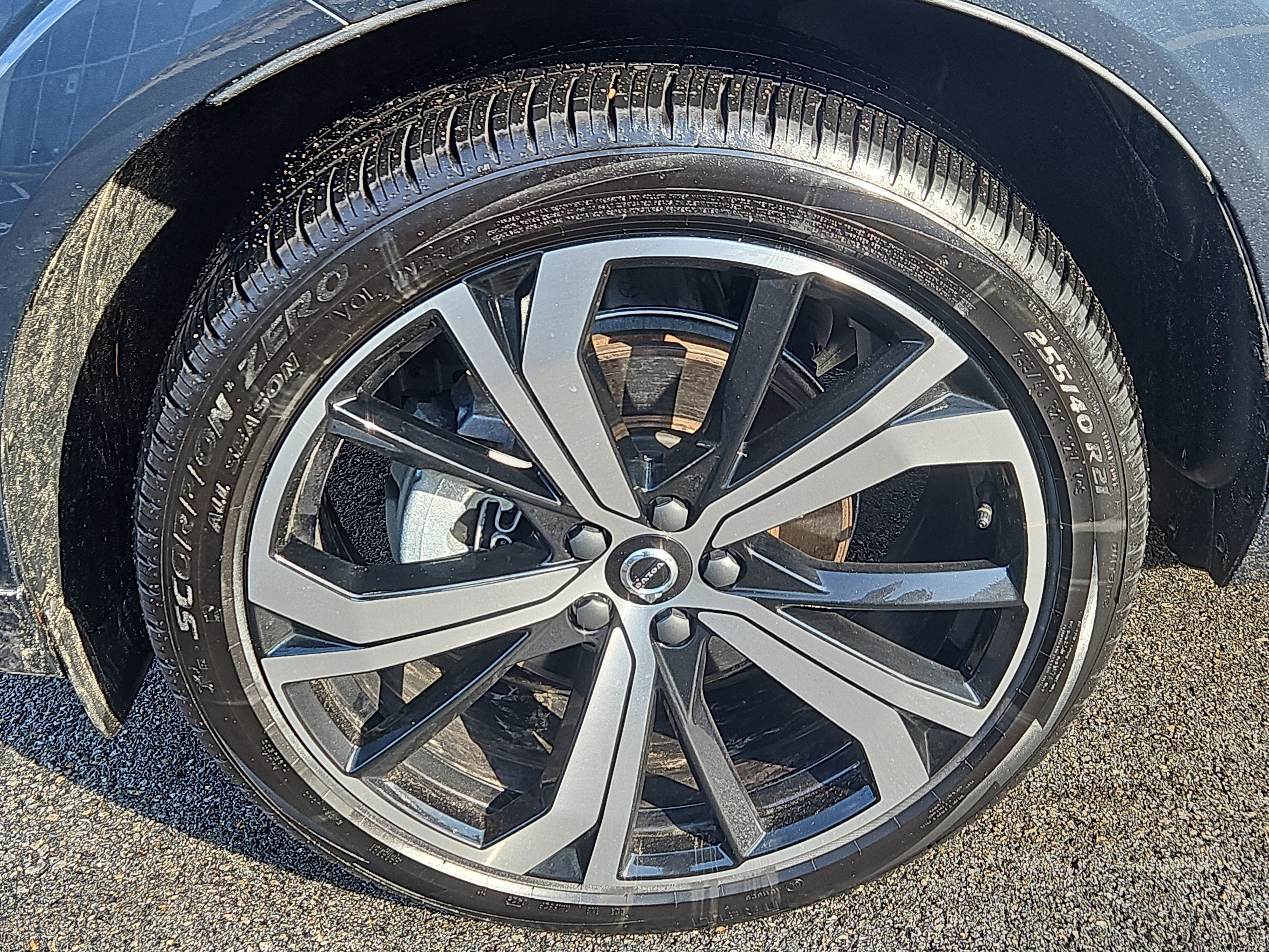 Used 2025 Volvo XC60 B5 Ultra w/ Protection Package Premier image 4