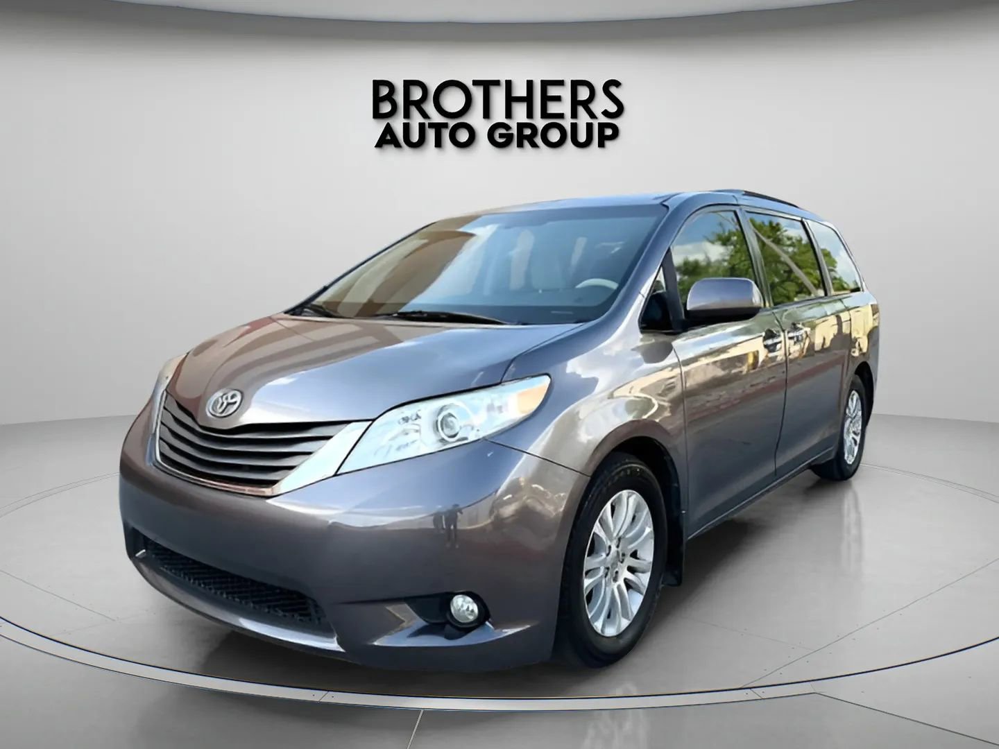 Used 2014 Toyota Sienna XLE image 6