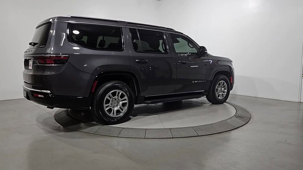 Used 2023 Jeep Wagoneer 4WD image 5