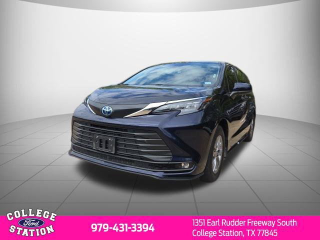 Used 2025 Toyota Sienna XLE FWD image 3