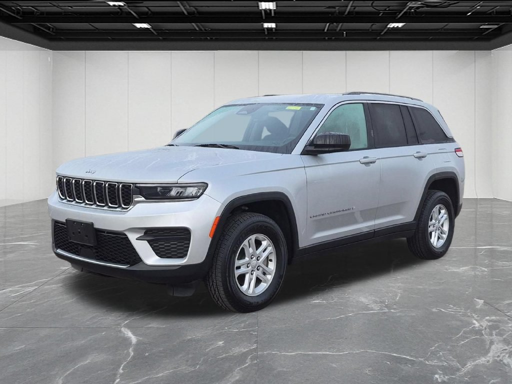 Used 2024 Jeep Grand Cherokee Laredo AWD/4WD image 1