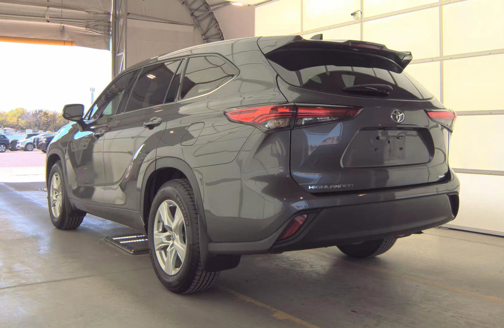 Used 2022 Toyota Highlander L AWD/4WD image 7