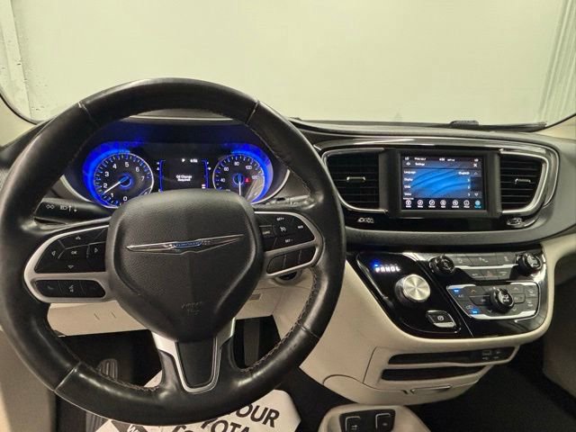 Used 2020 Chrysler Pacifica Touring-L FWD image 20