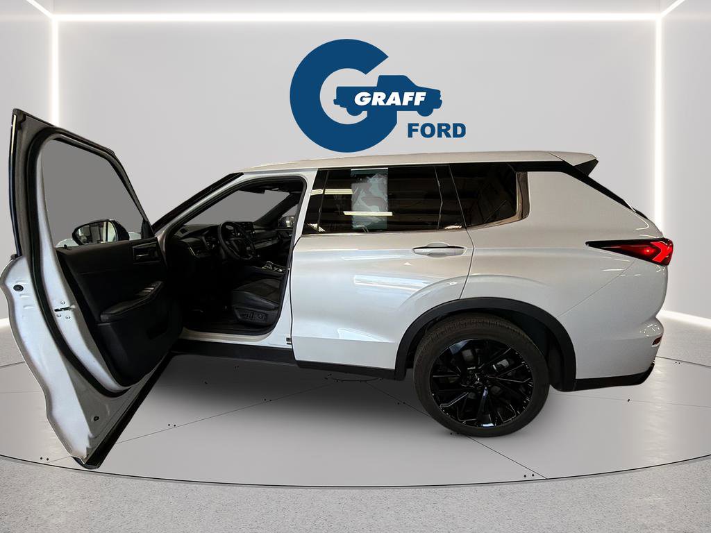 Used 2023 Mitsubishi Outlander SE Black Edition image 17