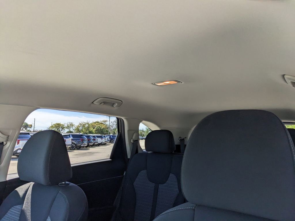 Certified 2025 Kia Sorento LX FWD image 22