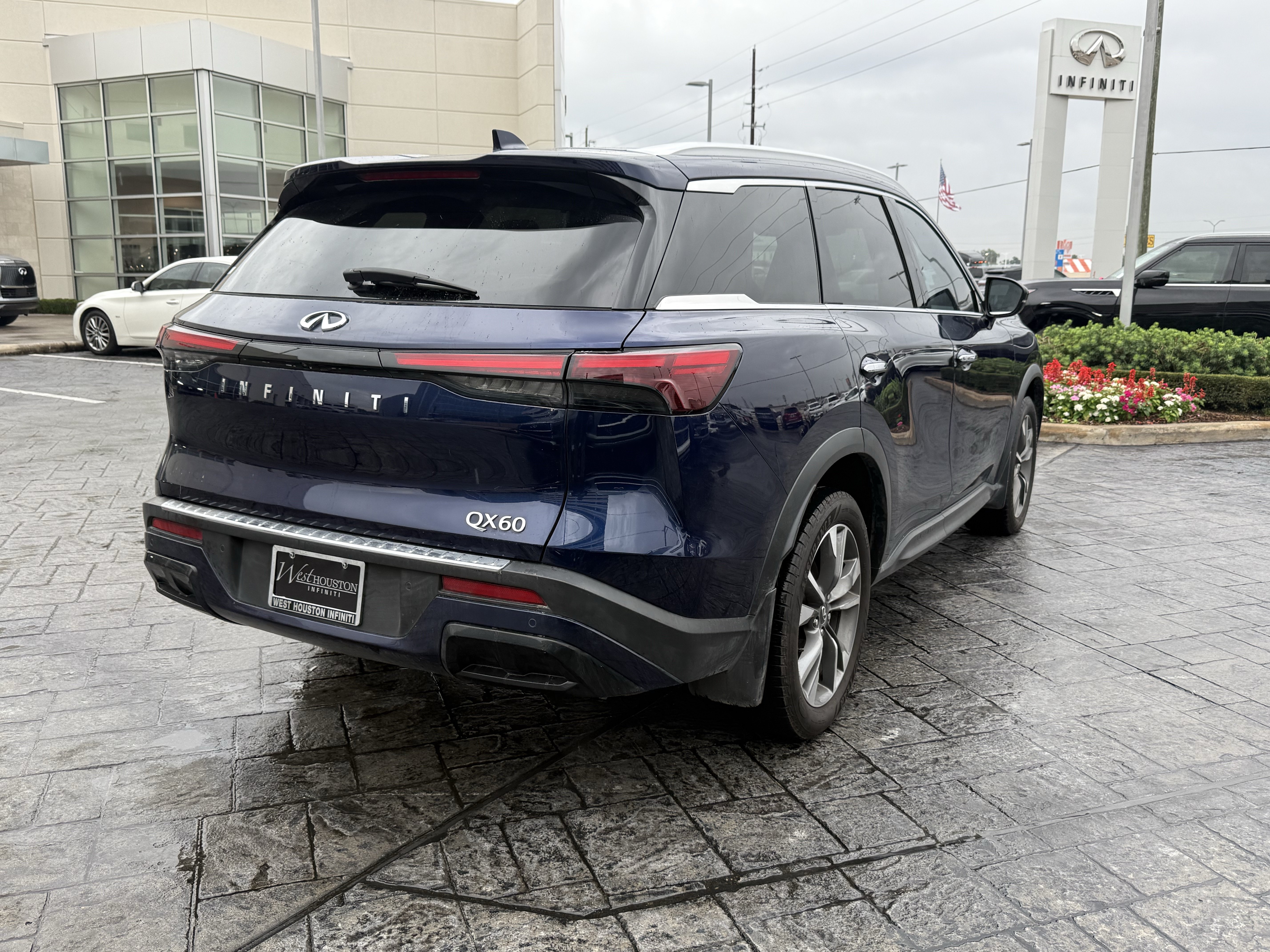 Used 2023 INFINITI QX60 Luxe w/ Cargo Package FWD image 7