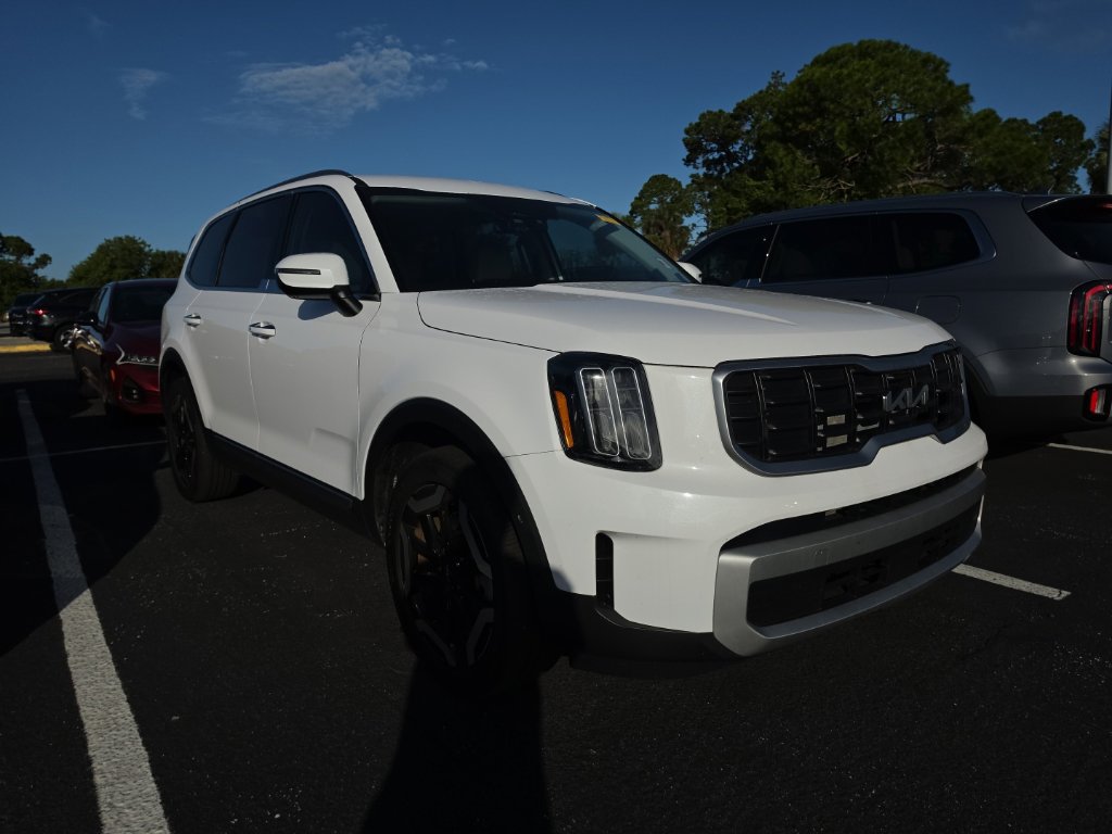 Certified 2024 Kia Telluride S FWD image 3