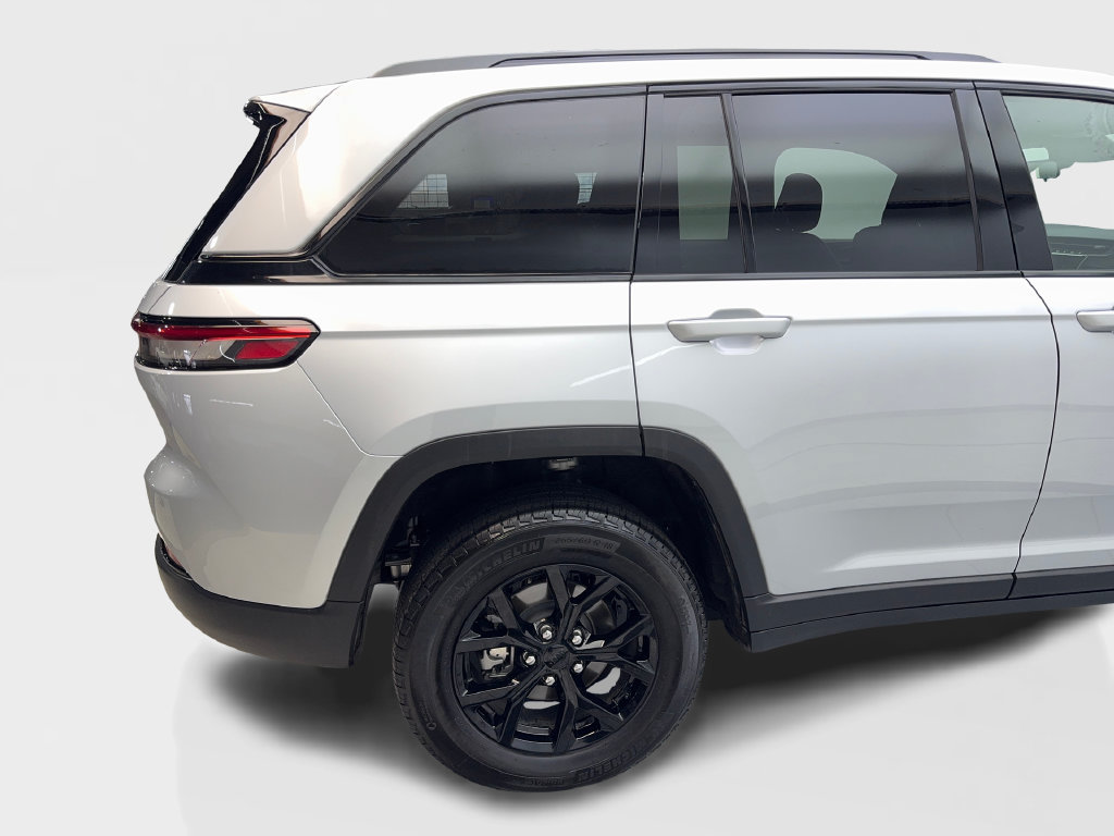 Used 2025 Jeep Grand Cherokee Altitude RWD image 18