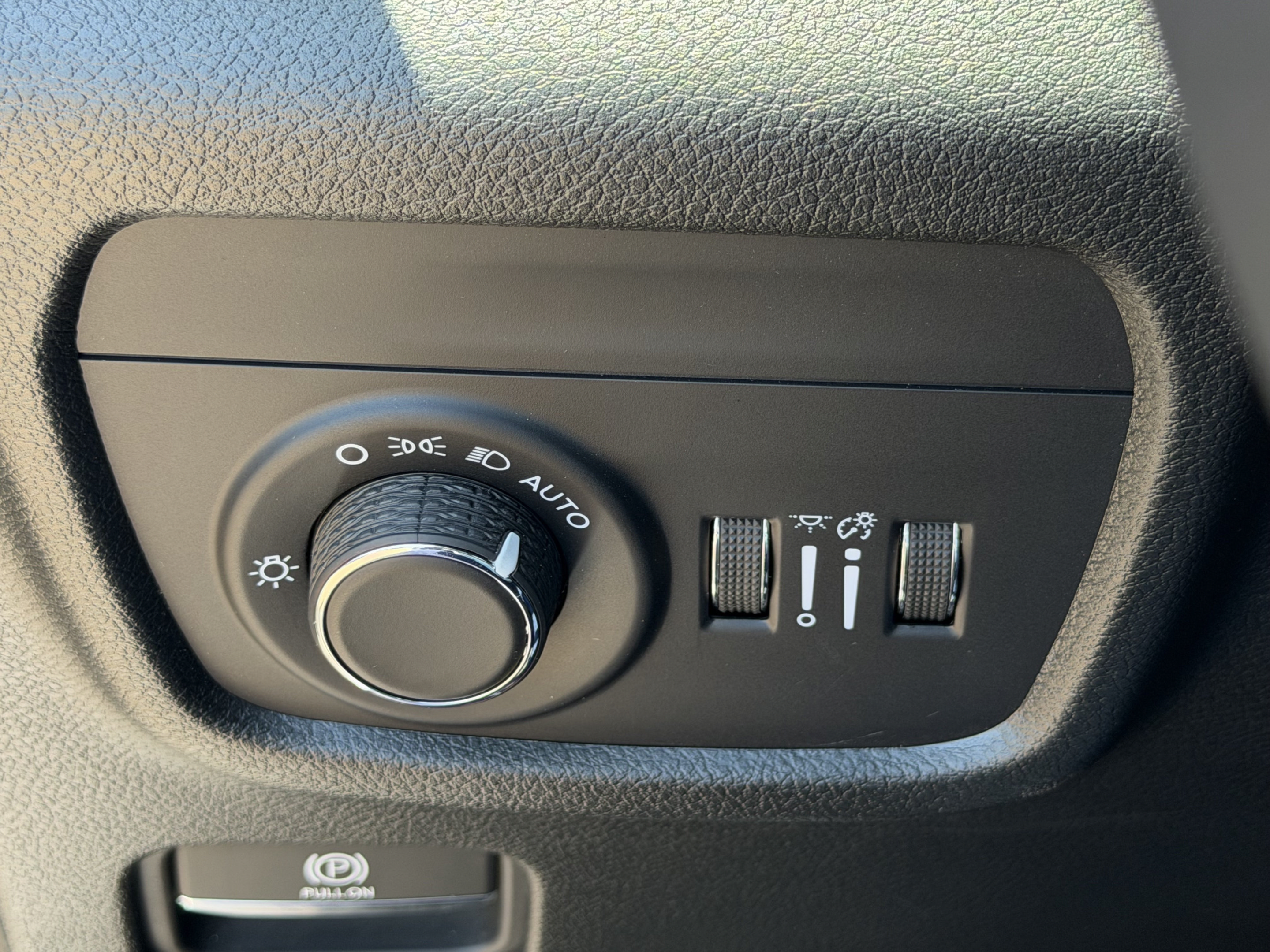 Used 2025 Jeep Grand Cherokee Altitude RWD image 22