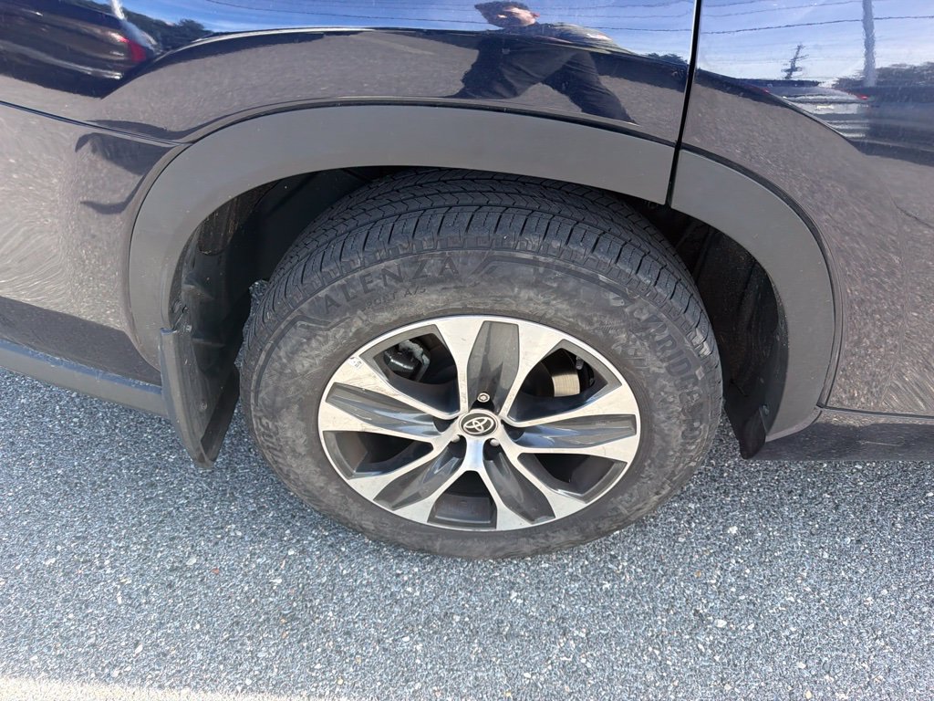 Used 2021 Toyota Highlander XLE AWD/4WD image 5