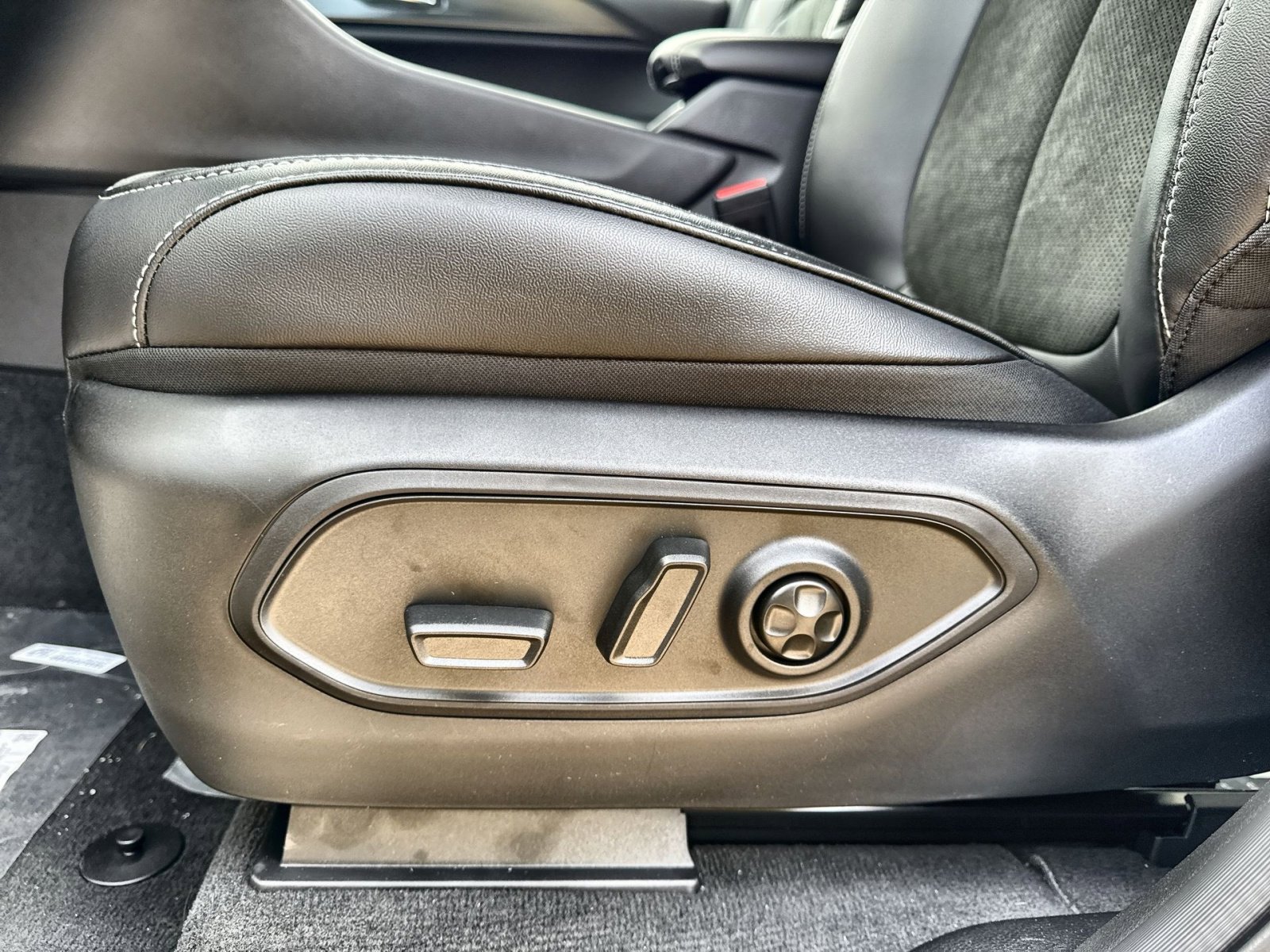 New 2025 Jeep Grand Cherokee Altitude image 14