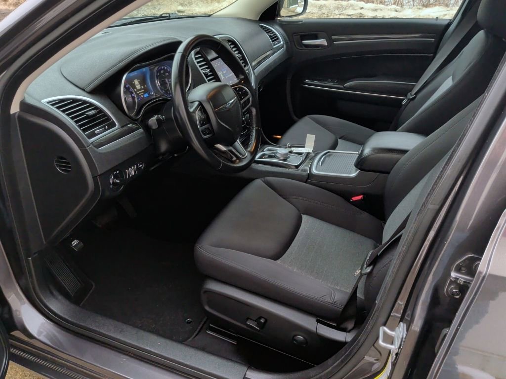 Used 2022 Chrysler 300 Touring w/ Sport Appearance Package image 16