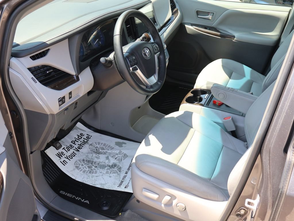 Used 2017 Toyota Sienna XLE FWD image 19