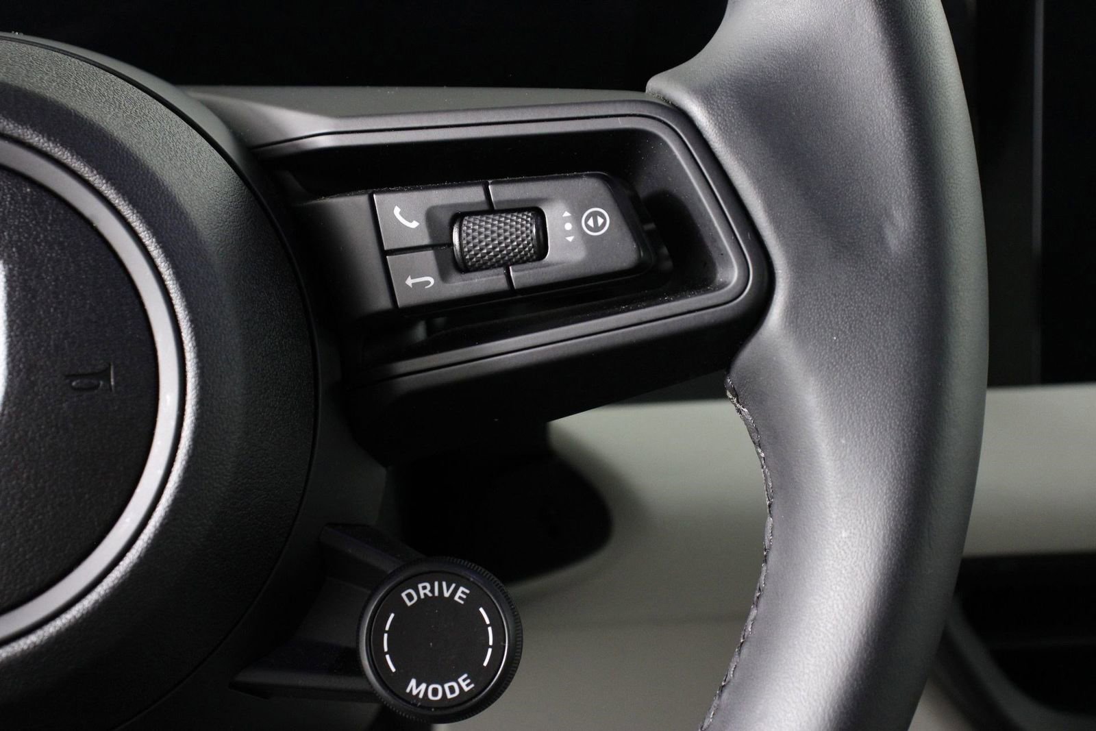 Certified 2024 Porsche Macan 4 Electric image 15