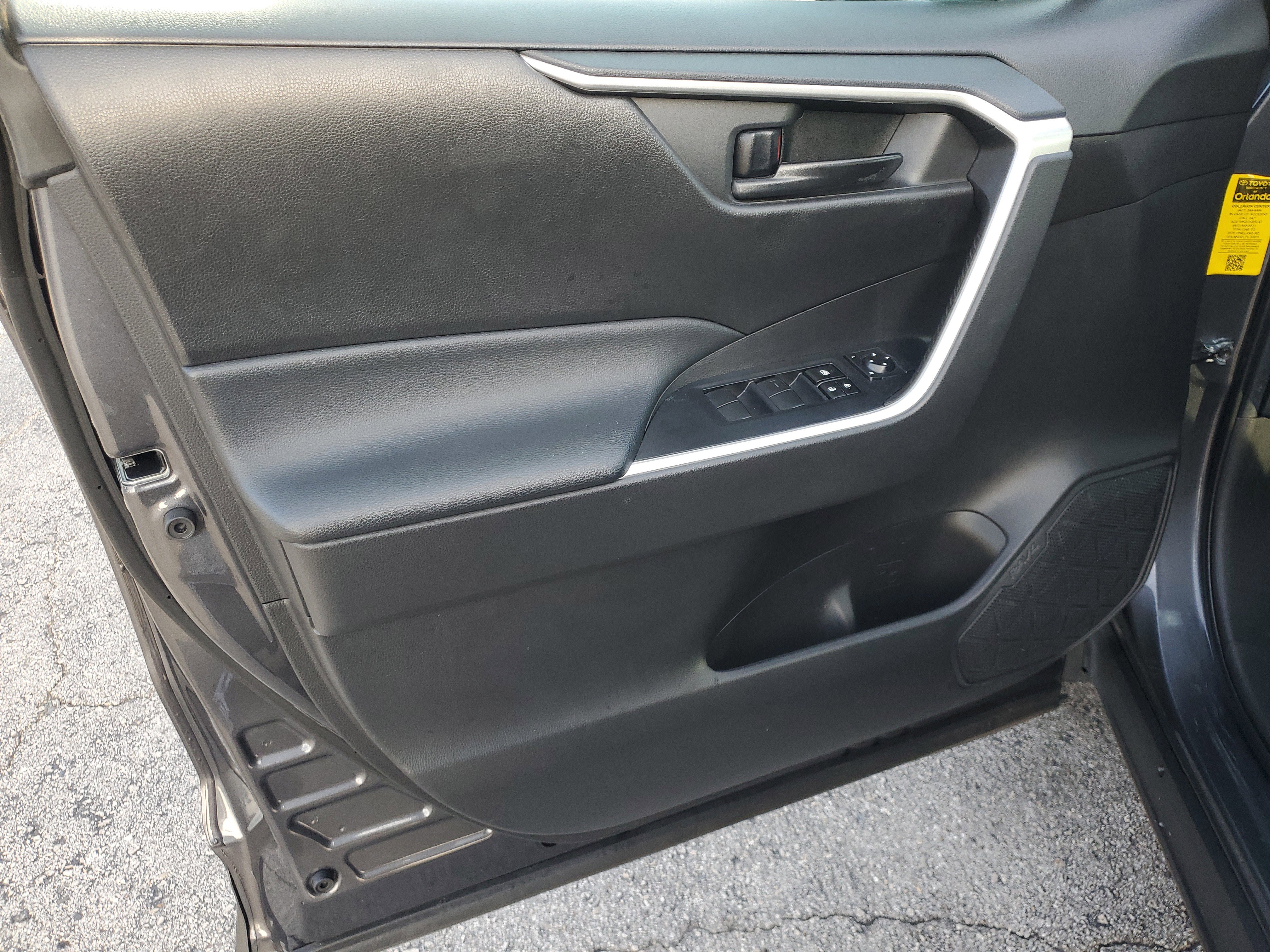 Used 2022 Toyota RAV4 LE image 10