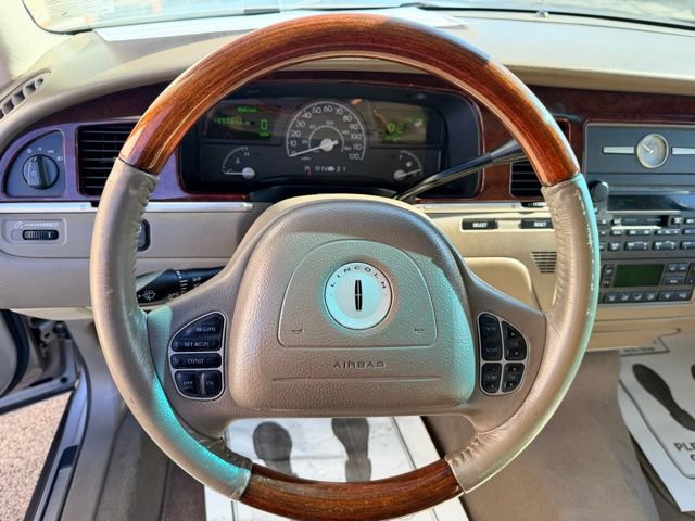 Used 2003 Lincoln Town Car Signature image 18
