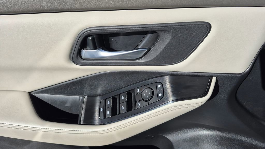 Used 2024 Nissan Rogue SV image 8