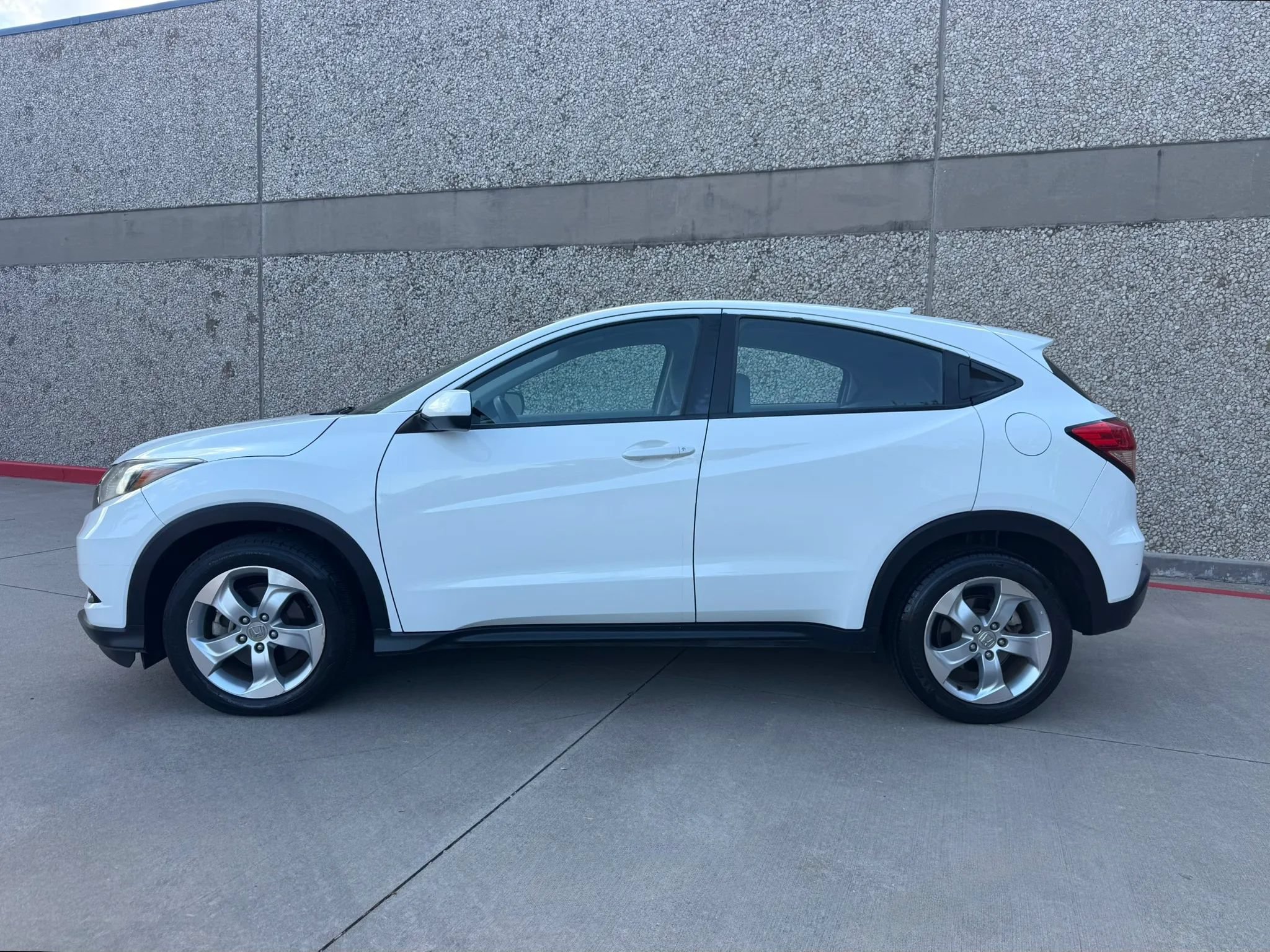 Used 2016 Honda HR-V LX image 3