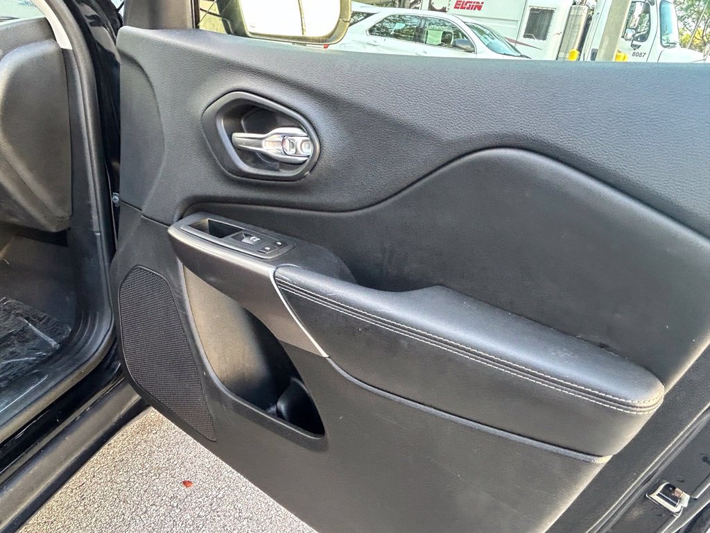 Used 2019 Jeep Cherokee Limited FWD image 29