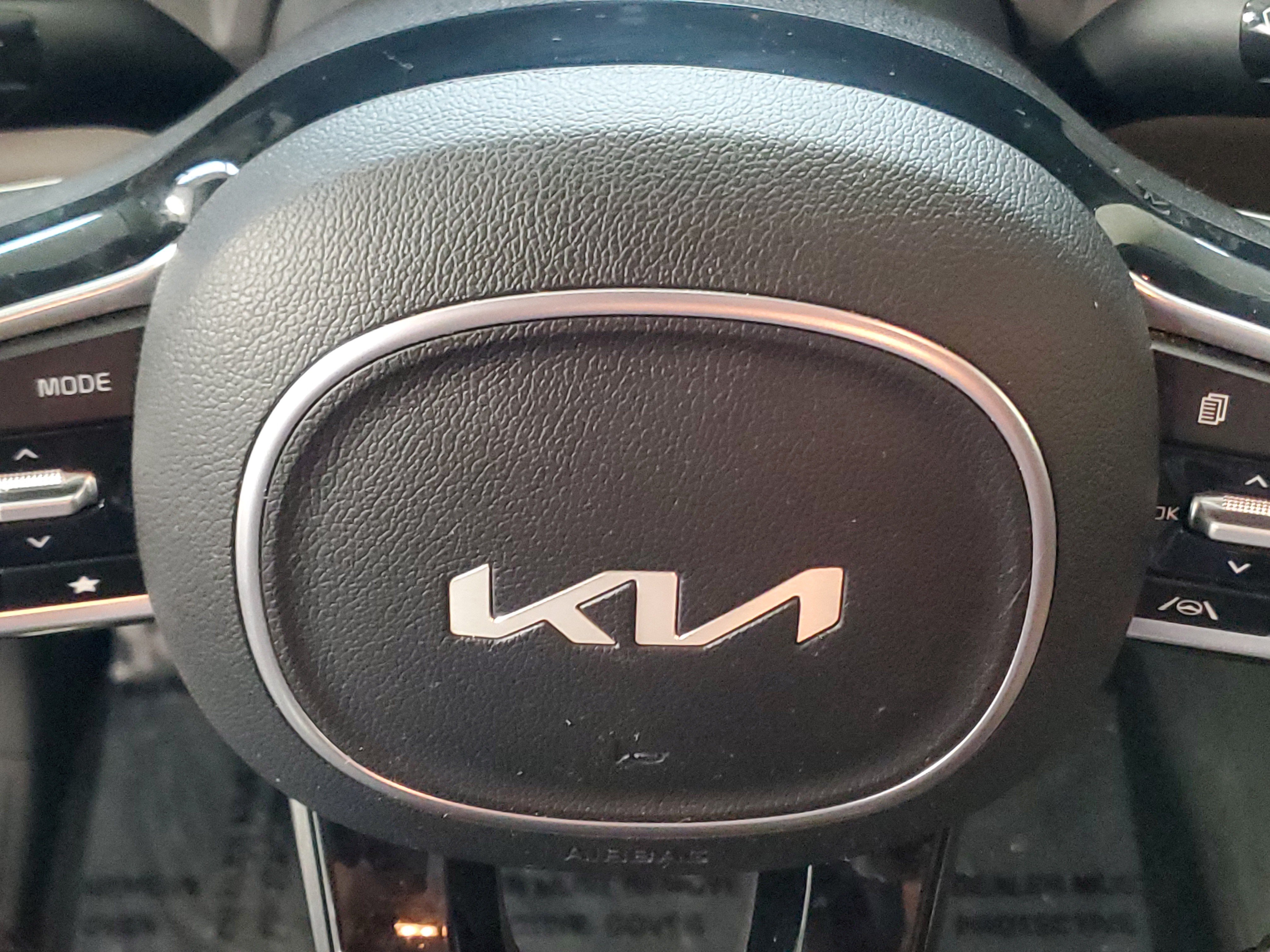 Used 2025 Kia Carnival EX FWD image 25