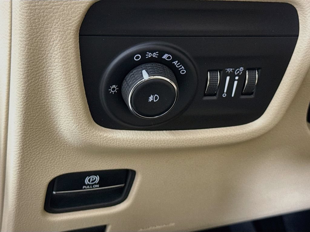 Used 2023 Jeep Grand Cherokee L Limited AWD/4WD image 19