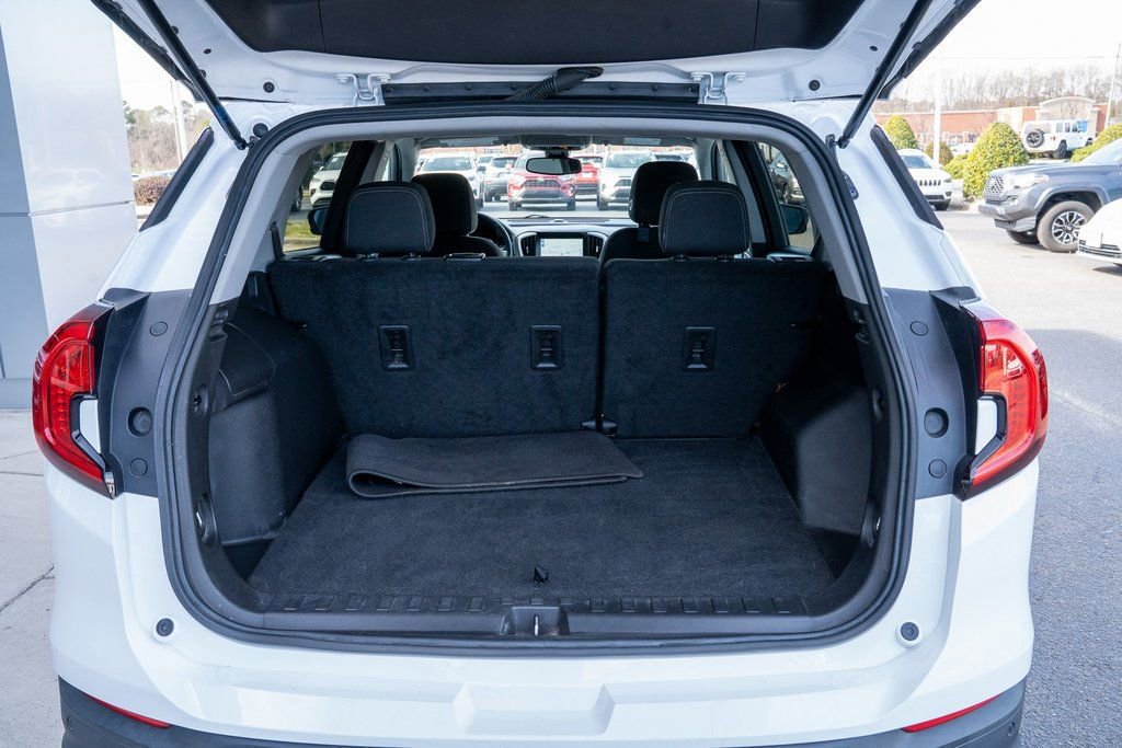 Used 2022 GMC Terrain SLE w/ Driver Convenience Package image 5