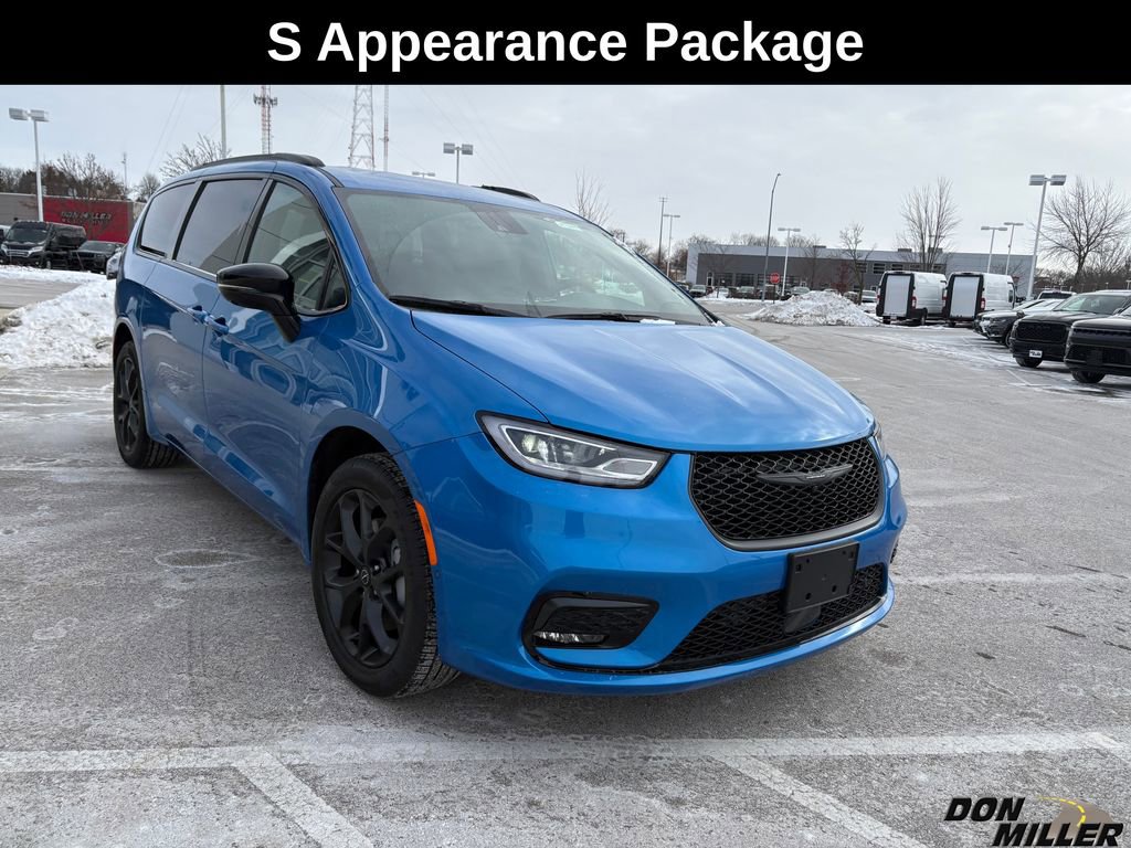 New 2026 Chrysler Pacifica Select w/ S Appearance Package image 3