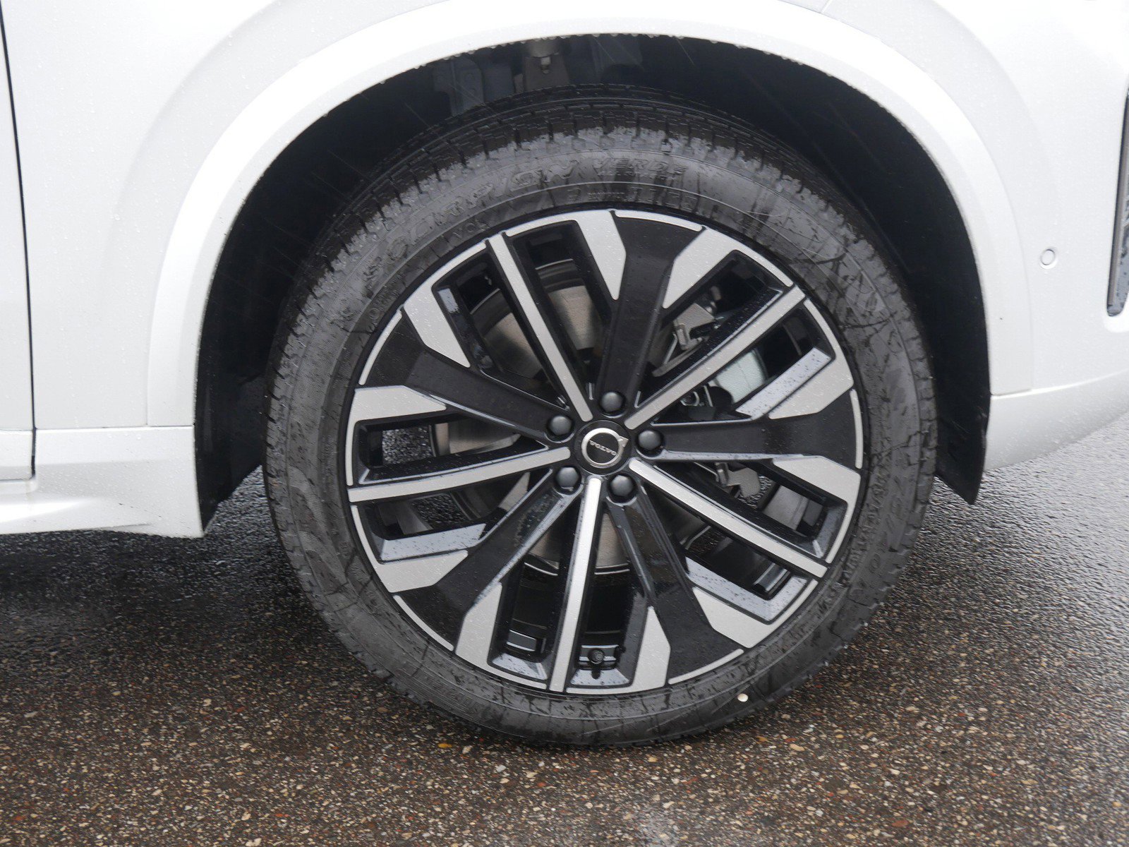 New 2026 Volvo XC90 B6 Plus w/ Protection Package image 4