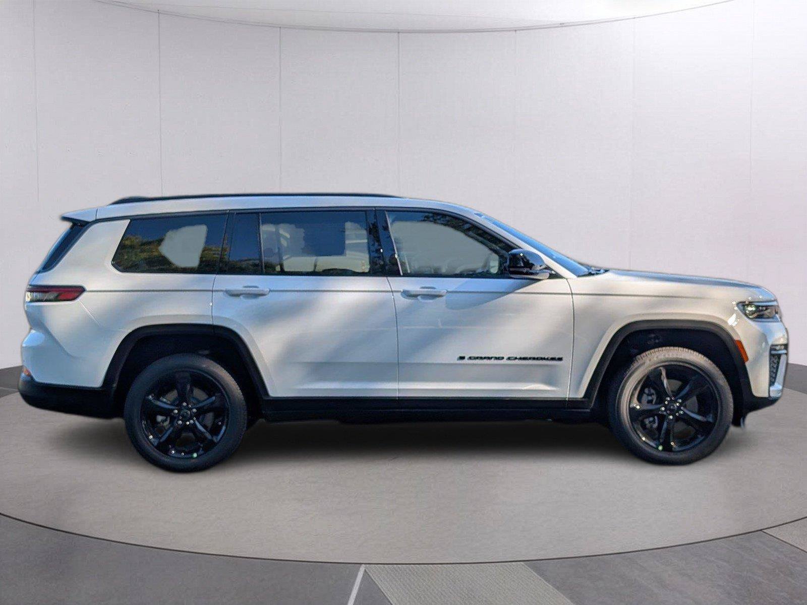 New 2027 Jeep Grand Cherokee L Limited RWD image 8